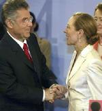 Heinz Fischer lykønskes af sin konservative modkandidat, udenrigsminister Benita Ferrero-Waldner. - Foto: AP 