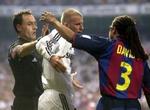 Dommeren havde en travl aften på Bernabeu, men leverede en af de bedste præstationer i kampen. - Foto: AP 