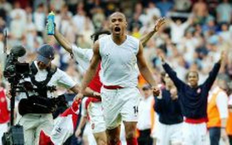 Henry jubler, da Arsenal i går vandt mesterskabet. - Foto: AP 