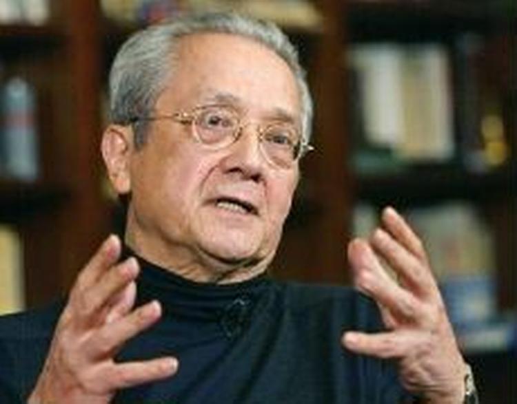 Den 79-årige franske advokat Jacques Verges siger, at han vil indkalde bl.a. USA's forsvarsminister Rumsfeld som vidne i en eventuel retssag mod Saddam Hussein. - Arkivfoto: AP 