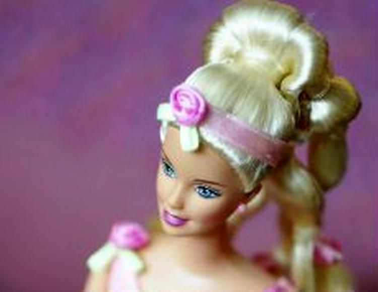 Smukke Barbie er trods skilsmissen fra kedelige Ken stadig for sød til at tiltrække børn. Salget rasler fortsat ned. - Foto: Thomas Borberg. 