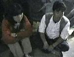 Billede af to af de tre tidligere japanske gidsler fra, da de stadig var gidsler. Nu har den japanske regering sendt dem en regning for transporten hjem til Japan. - Arkivfoto AP 