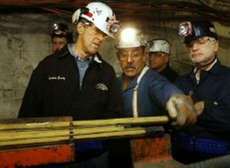 John Kerry har været nede i Glen Easton kulminen i West Virginia. - Foto: AP 