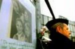 Plakat med billeder af de fire piger, som Marc Dutroux står tiltalt for at have bortført og myrdet. - Foto: AP 