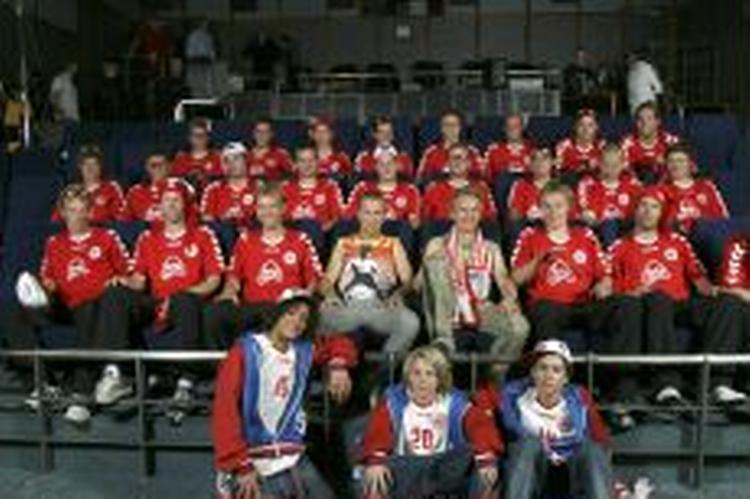 Et koncentreret hold i forbindelse med pladeindspilningen. 