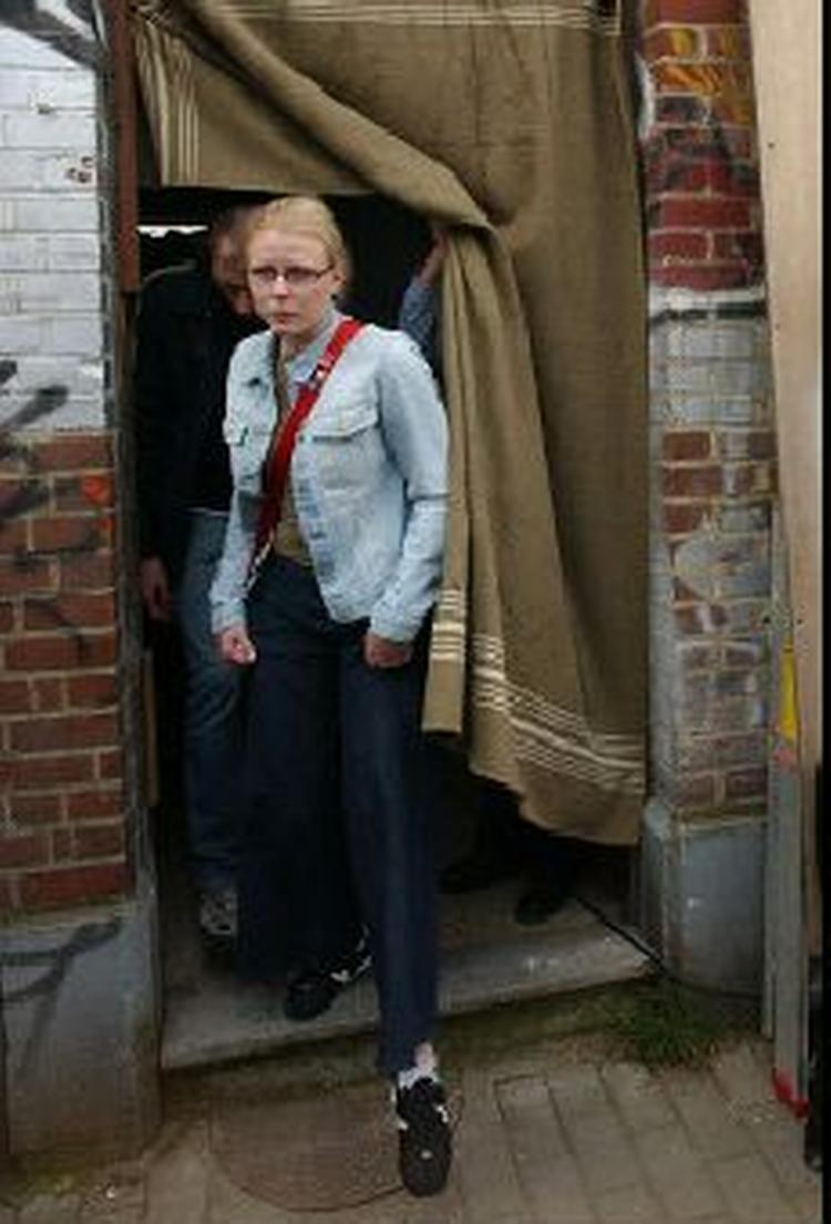 Laetitia Delhez på vej ud af huset, hvor hun blev holdt fanget. - Foto: AP 