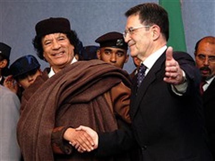 Libyens leder, Moamar Gaddafi og EU-kommisionens formand, Romano Prodi . - Foto: AP 