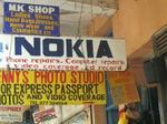 Mobiltelefoni breder sig voldsomt i Afrika. Det ses også i gadebilledet som her i Kampala, Ugandas hovedstad. - Foto: Sisse K. Ibsen 