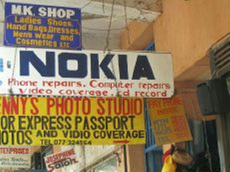 Mobiltelefoni breder sig voldsomt i Afrika. Det ses også i gadebilledet som her i Kampala, Ugandas hovedstad. - Foto: Sisse K. Ibsen 