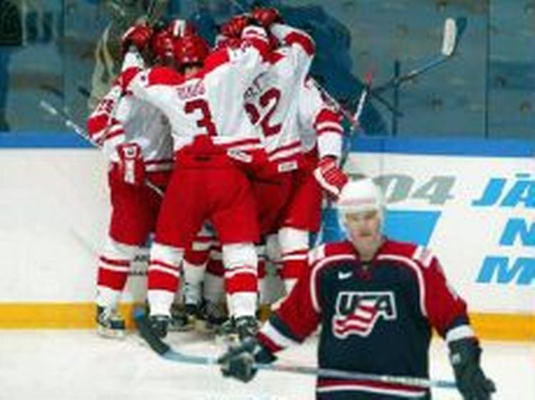 Sidste gang gik det godt. Danmark besejrede USA ved A-VM i Finland. Nu venter USA i mellemrunden. - Arkivfoto: AP 