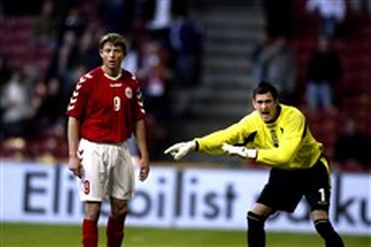 Jon Dahl Tomasson startede landskampen med at brænde en kæmpechance, da han blev spillet fri foran det skotske mål. Milan-spilleren blev skiftet ud i pausen.   Foto: Jacob Ehrbahn 