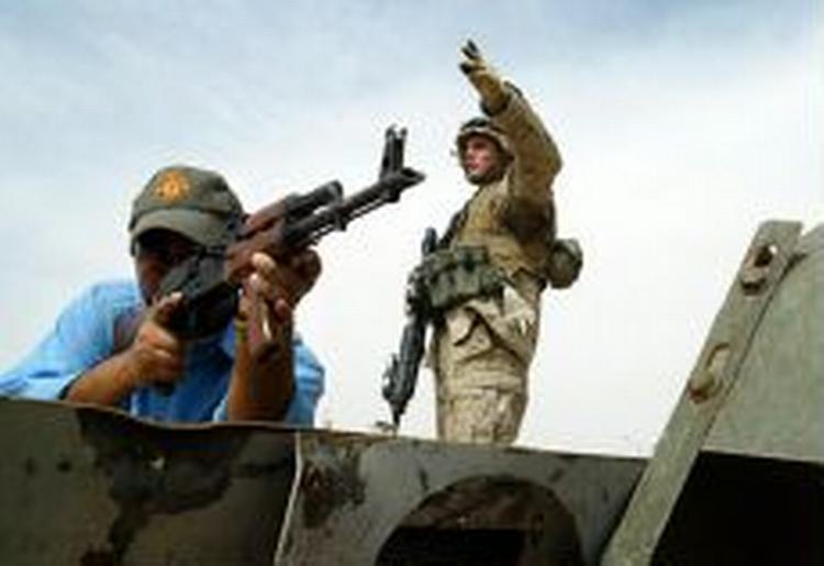 Amerikanerne og oprørerne i den irakiske by Fallujah har aftalt en ny våbenhvile. Ifølge aftalen skal den irakiske hær overtage kontrollen med byen. - Foto: AP 