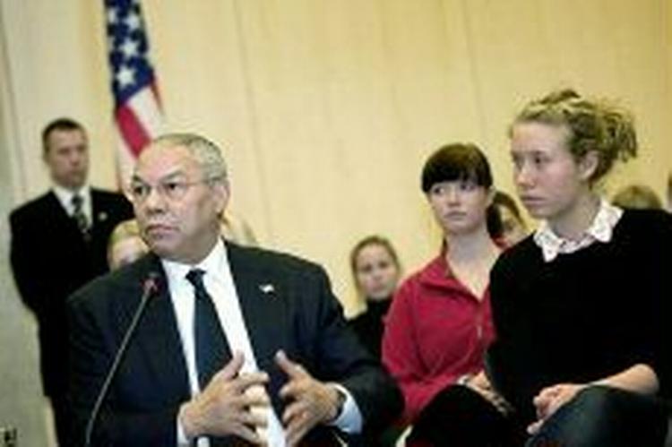 12 elever var udvalgt til at udspørge Colin Powell. - Foto: Thomas Borberg 