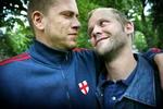 Nikolaj Lie Kaas og 'Solkongens' instruktør, Tomas Villum Jensen, i kærlig omfavnelse. - Foto: Linda Johansen 