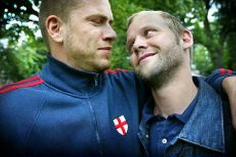 Nikolaj Lie Kaas og 'Solkongens' instruktør, Tomas Villum Jensen, i kærlig omfavnelse. - Foto: Linda Johansen 