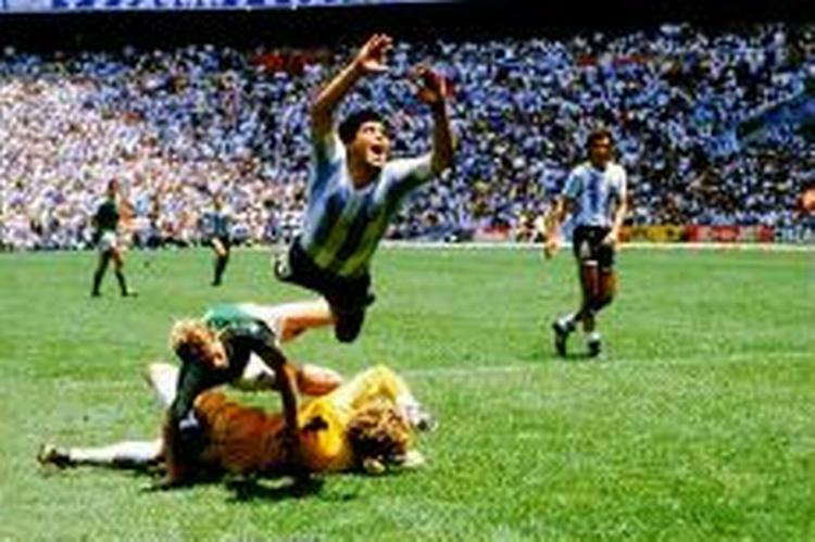 Et billede fra Maradonas storhedstid. Her flyver han højt over den tyske målmand Schumacher i VM-finalen i 1986. Argentina vandt 3-2, og Maradona satte sejrsmålet op kort før tid. - Arkivfoto: Peter Robinson 