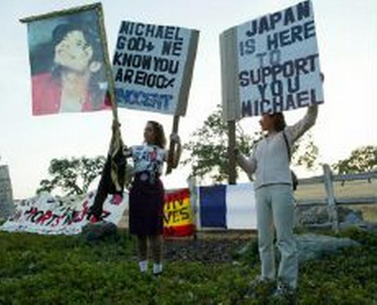 Michael Jacksons fans har taget opstilling uden for hans hjem 'Neverland'. - Foto: AP 