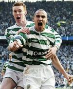 Henrik Larsson, th., spiller til daglig i den skotske klub Celtic. - Foto: AP 