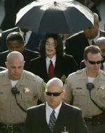 Michael Jackson ankom til retten med en paraply over hovedet. - Foto: AP 