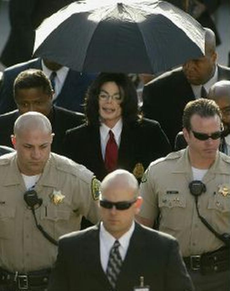 Michael Jackson ankom til retten med en paraply over hovedet. - Foto: AP 