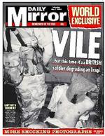 Avisen Daily Mirror har på sin forside et billede af en britisk soldat, der urinerer på en mand, der angiveligt er irakisk krigsfange. - Foto: AP 