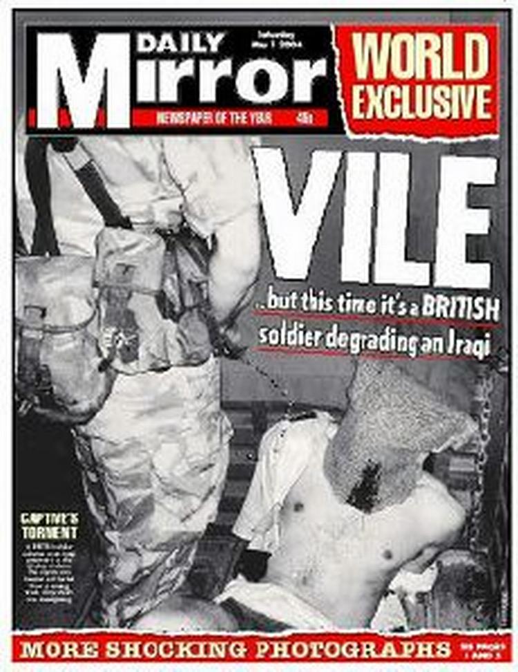 Avisen Daily Mirror har på sin forside et billede af en britisk soldat, der urinerer på en mand, der angiveligt er irakisk krigsfange. - Foto: AP 