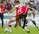 FC Kölns Christian Springer vinder en nærkamp mod Claudio Pizzaro fra Bayern München. Men indsatsen hjalp ikke og Köln er ude af Bundesligaen. - Foto: AP 