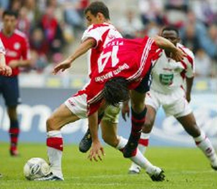 FC Kölns Christian Springer vinder en nærkamp mod Claudio Pizzaro fra Bayern München. Men indsatsen hjalp ikke og Köln er ude af Bundesligaen. - Foto: AP 