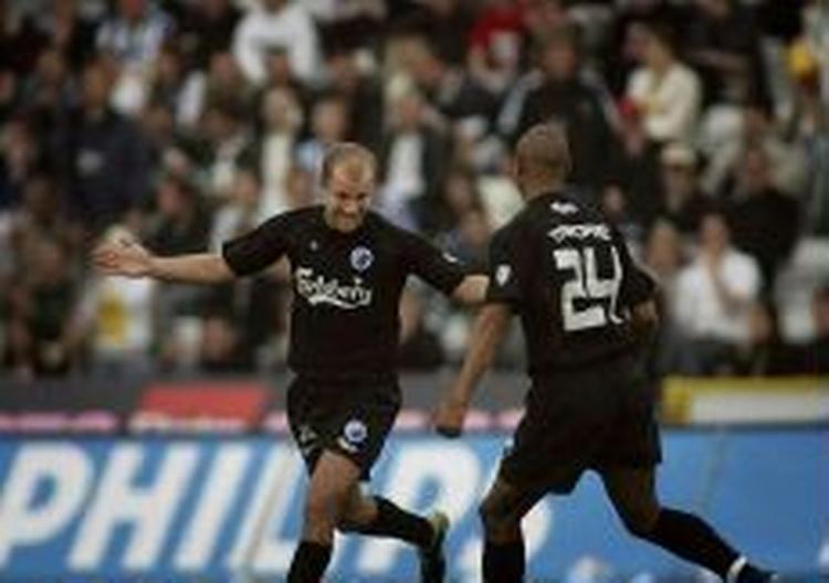 Hjalte Nørregaard sendte FC København på sejrskurs med sine to scoringer. Unge Jesper Bech scorede de næste to i 4-0 sejren over OB.   Foto: Thomas Szlavik 