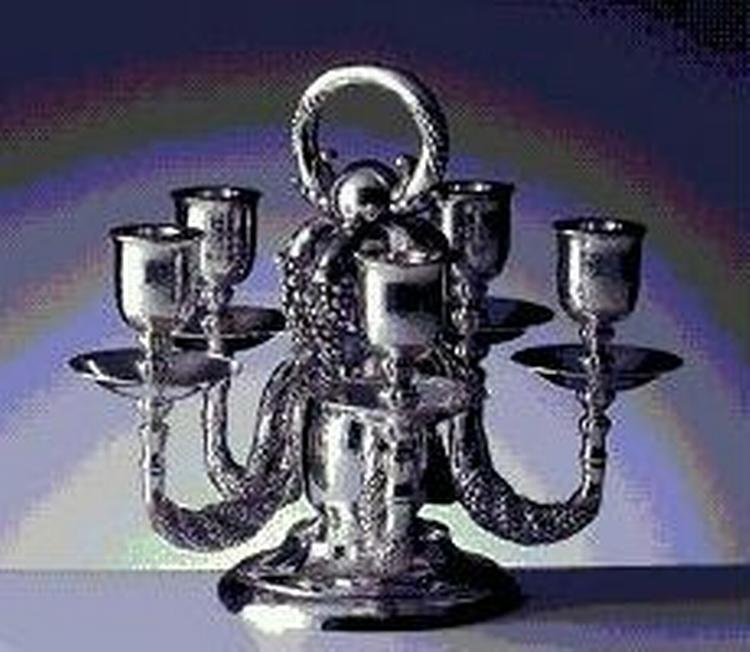 Tyvene stjal blandt andet denne Georg Jensen lysestage fra 1920. - Foto: Statens Museum for Kunst 
