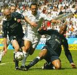 Youri Djorkaeff, i midten, blev dobbelt målscorer for Bolton. - Foto: AP 