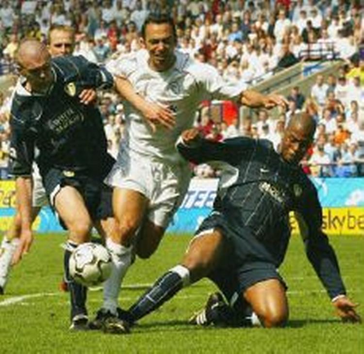 Youri Djorkaeff, i midten, blev dobbelt målscorer for Bolton. - Foto: AP 