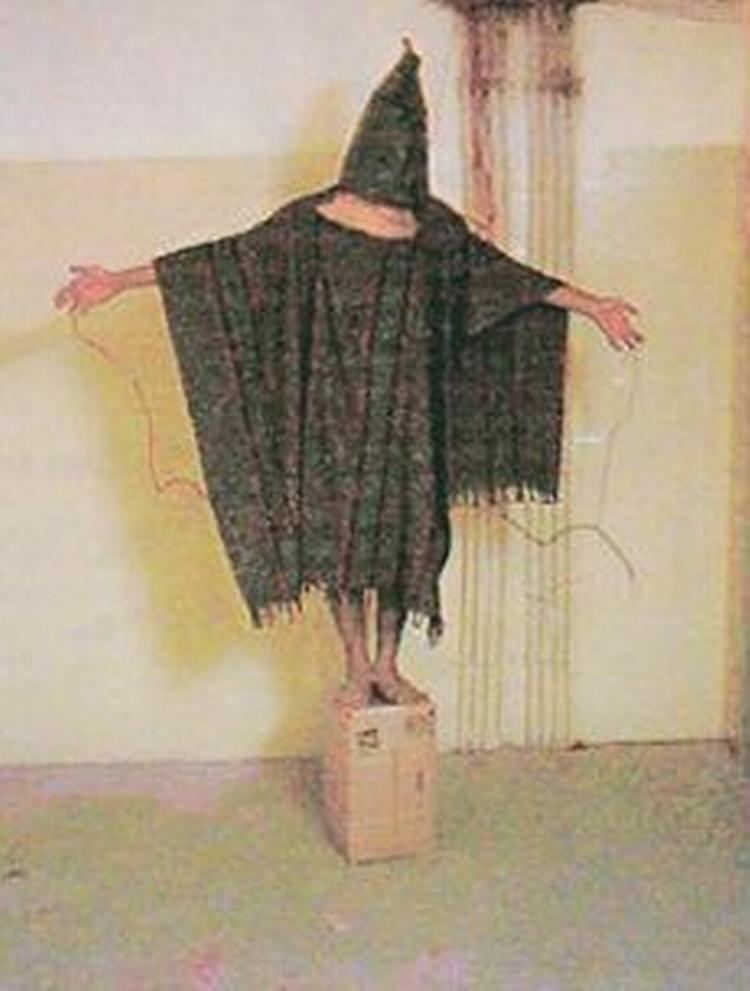Irakisk fange i Abu Ghraib-fængslet. - Foto: AP 