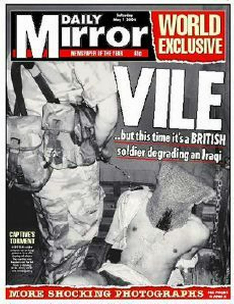 Avisen Daily Mirror har frigivet dette billede og flere andre, der angiveligt forestiller mishandling af irakere. - Foto: AP 