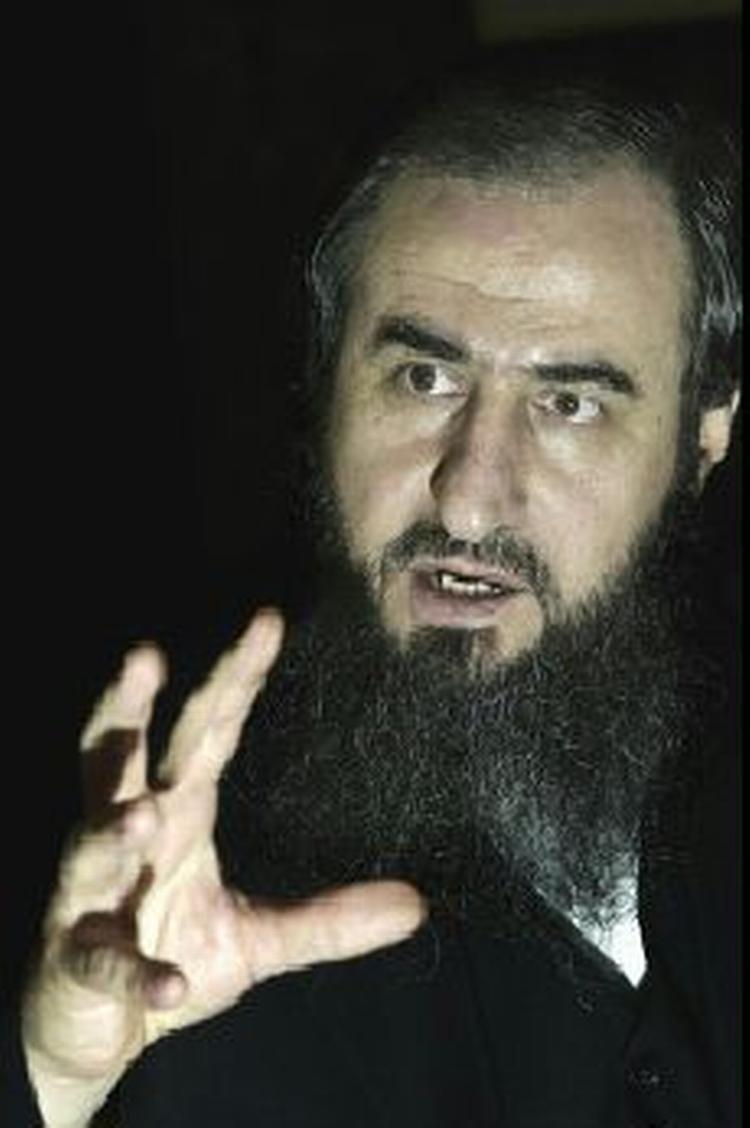 Mullah Krekar mistede besindelsen i sidste uge, da en norsk komiker løftede ham. Nu er han ved at falde ned og overvejer at trække sin politianmeldese tilbage. - Foto: AP 