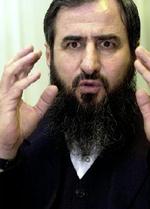 Mullah Krekars kone og to døtre var til stede, da han blev løftet. - Foto: AP 