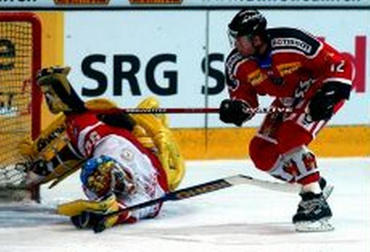 »Vi skal have barn til september, så der bliver ikke plads til de mange landsholdssamlinger«, siger Jan Jensen, her i kamp mod Schweiz. - Foto: AP 