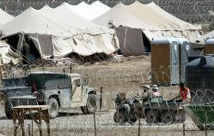 Nogle af fangerne i Abu Ghraib-fængslet opholder sig i telte. - Foto: AP 