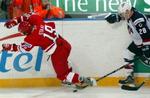 Adam hall fra USA vælter Kim Staal fra Danmark. - Foto: AP 