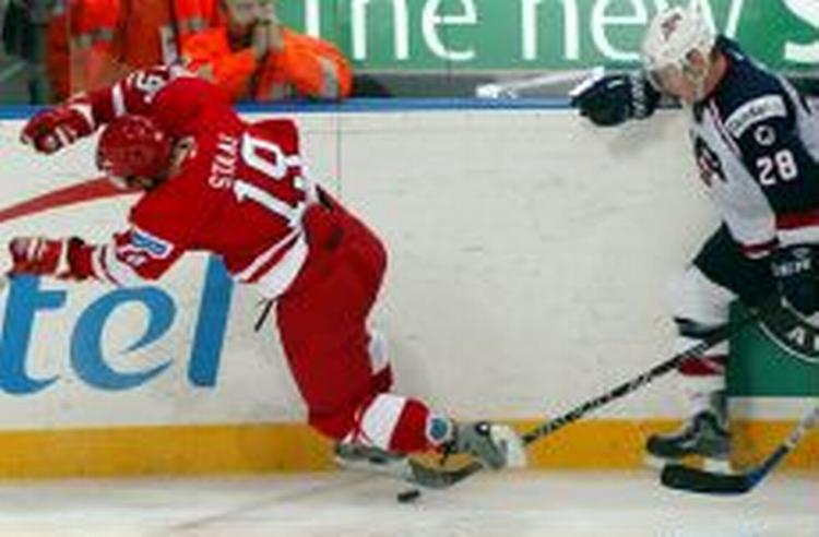 Adam hall fra USA vælter Kim Staal fra Danmark. - Foto: AP 