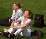 April var mere solrig end normalt. Her nyder unge mennesker solen i en park. - Foto: Finn Frandsen 