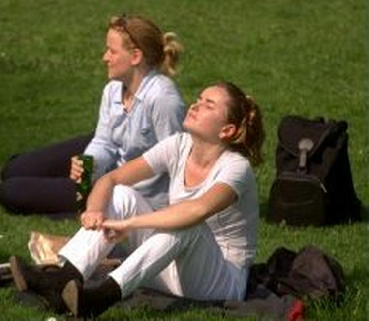 April var mere solrig end normalt. Her nyder unge mennesker solen i en park. - Foto: Finn Frandsen 