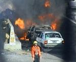 Bilen eksploderede lige ved kontrolposten. - Foto: AP 