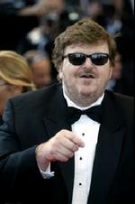 Michael Moore ses her på Cannesfestivalen. Hans nye film 'Fahrenheit 911' vises første gang på den kommende Cannes-festival på trods af forbud mod distribution i hjemlandet USA. - Foto: Thomas Borgberg 