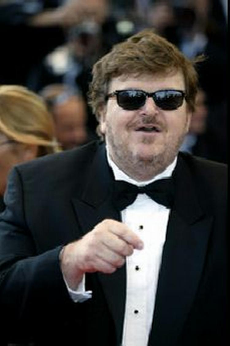 Michael Moore ses her på Cannesfestivalen. Hans nye film 'Fahrenheit 911' vises første gang på den kommende Cannes-festival på trods af forbud mod distribution i hjemlandet USA. - Foto: Thomas Borgberg 