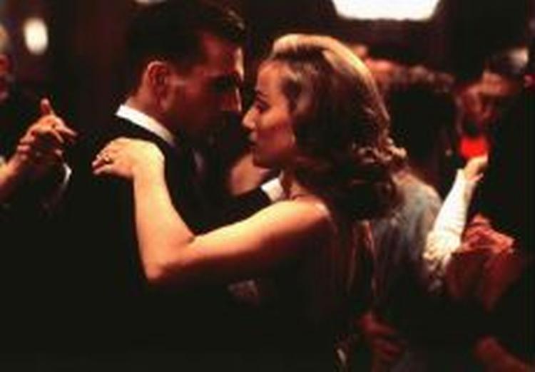 Ralph Fiennes og Kristin Scott Thomas sammen i filmen 'Den engelske patient'. - Foto: Miramax 