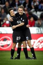 Michael Silberbauer er ny i FCK-truppen, men det er Jesper Bech (tv.), der trods sine fire mål de seneste uger er den unge, der skal pumpe bolde inden træningen.   Foto: Andreas Szlavik 