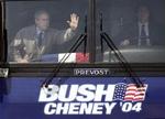 George W. Bush vinker fra sin kampagne bus. - Foto: AP 