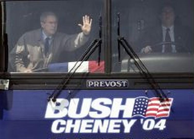 George W. Bush vinker fra sin kampagne bus. - Foto: AP 