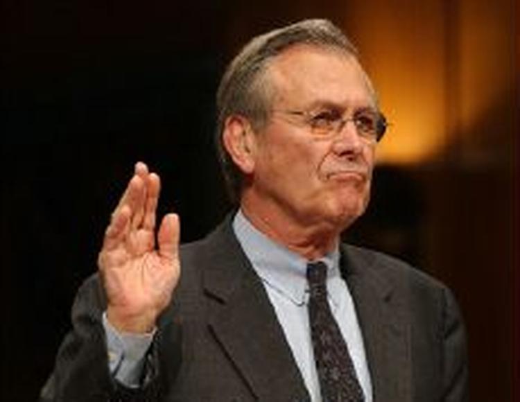 Undskyld. Undskyld. Undskyld. Den amerikanske forsvarsminister Donald Rumsfeld har påtaget sig det formelle ansvar for mishandlingerne i Irak. - Foto: AP 